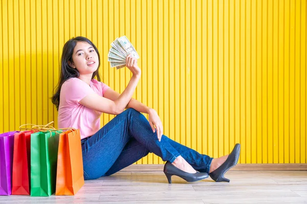 Asyalı kadın holding alışveriş torbaları