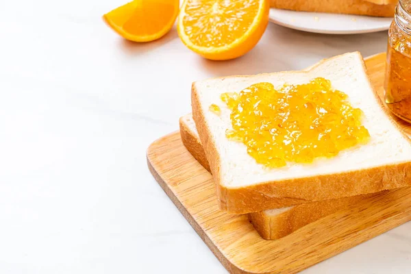 Portakal reçelli ekmek dilimleri 