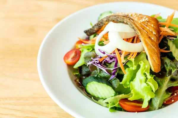 Kızarmış somon salata