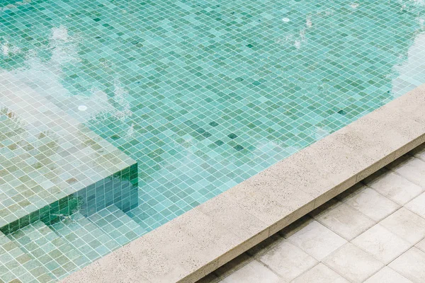 Yüzme havuzunda merdiven 