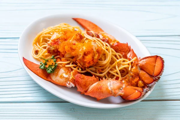 Espaguetis de langosta con huevo de camarón —  Fotos de Stock