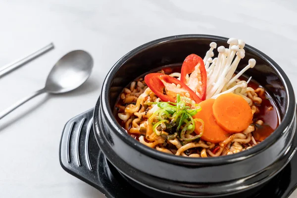 siyah kase Kore anlık erişte