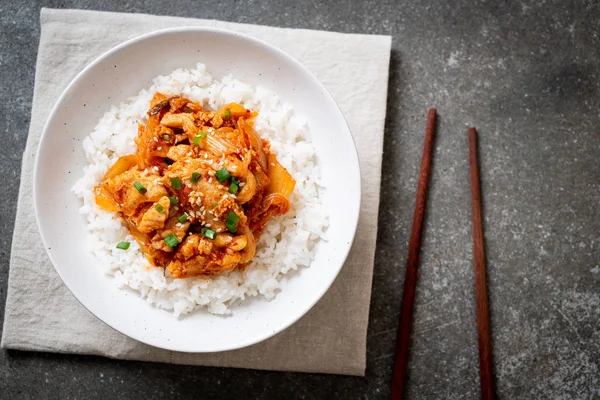 kimchi tepesinde pirinç ile tavada kızartılmış domuz eti 