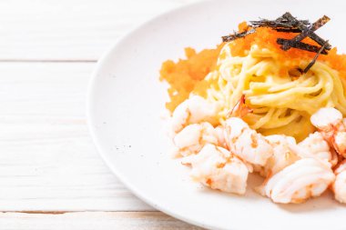 karidesler ve karides yumurtası ile spagetti kremsi