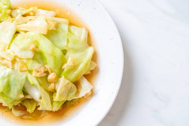 Balık soslu tavada kızartılmış lahana