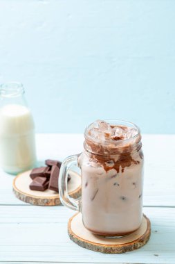 Buzlu çikolata milkshake içecek