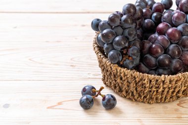 beyaz arka planda taze siyah üzüm