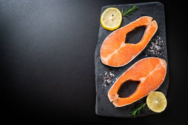 taze çiğ somon fileto biftek