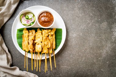 Domuz Satay-ızgara domuz fıstığı sosu veya tatlı ile servis ve 