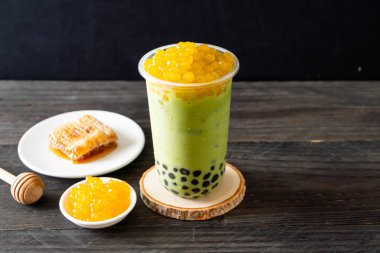 kabarcık ve bal kabarcıkları ile yeşil çay latte