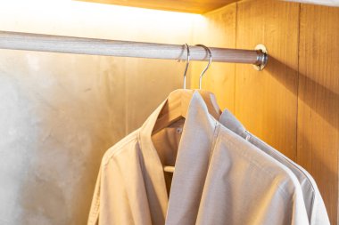 Rafta asılı bornoz