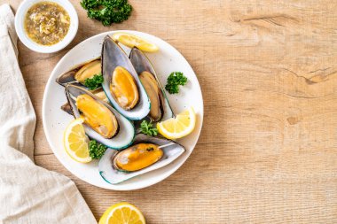 Limonlu ve maydanozlu midye