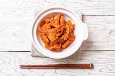 kimchi ile tavada kızartılmış domuz eti