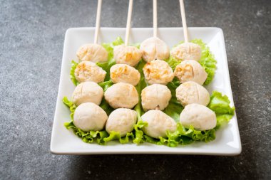  tatlı biber soslu ızgara domuz eti köfte