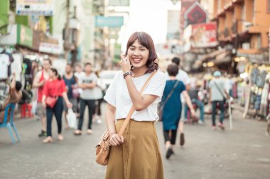 Mutlu ve güzel Asyalı kadın Khao Sarn Road, Tha seyahat