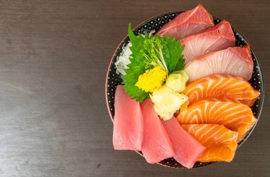 taze somon, ton balığı ve hamachi pirinç kase (donburi tepesinde)