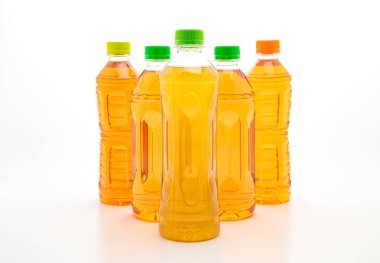 şişe buzlu çay ve yeşil çay beyaz arka plan üzerinde