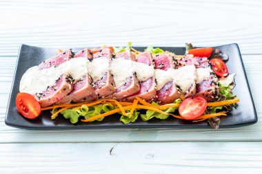 Taze orkinos çiğ sebze salatası ve sos ile