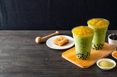 kabarcık ve bal kabarcıkları ile yeşil çay latte