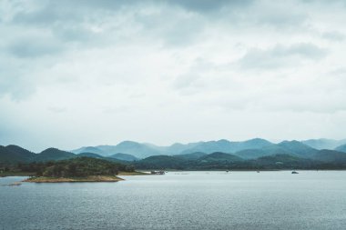 Kanchanaburi de bulutlu gökyüzü ile Srinagarind Barajı , Tayland