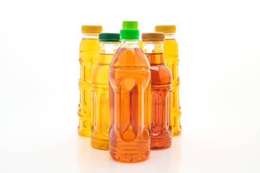 şişe buzlu çay ve yeşil çay beyaz arka plan üzerinde