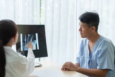 Asya Kıdemli Hasta Ofiste Doktor ile Konsültasyon having 