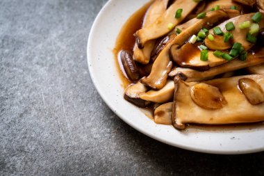 tavada kızartılmış Kral istiridye, istiridye soslu mantar