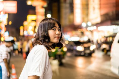 Genç Asyalı kadın Traveler, Bangkok, T China Town Manzaralı