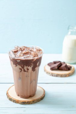 Buzlu çikolata milkshake içecek