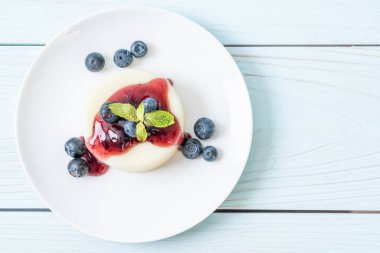 taze yaban mersini ile yoğurt puding