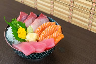 taze somon, ton balığı ve hamachi pirinç kase (donburi tepesinde)