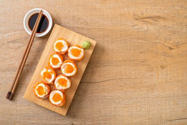 mayonez ve karides yumurta ile taze somon suşi rulo