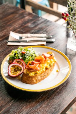 Kızarmış kek yumurta ile somon füme