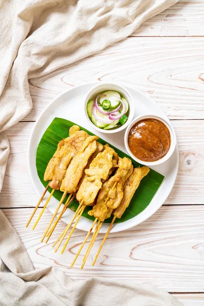 Domuz Satay-ızgara domuz fıstığı sosu veya tatlı ile servis ve 