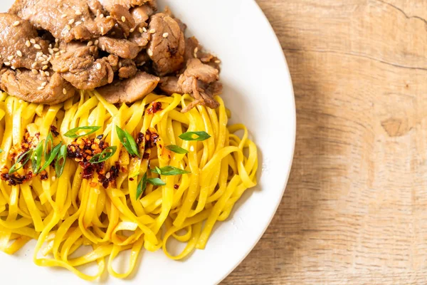 domuz eti ile Asya tavada kızartılmış erişte