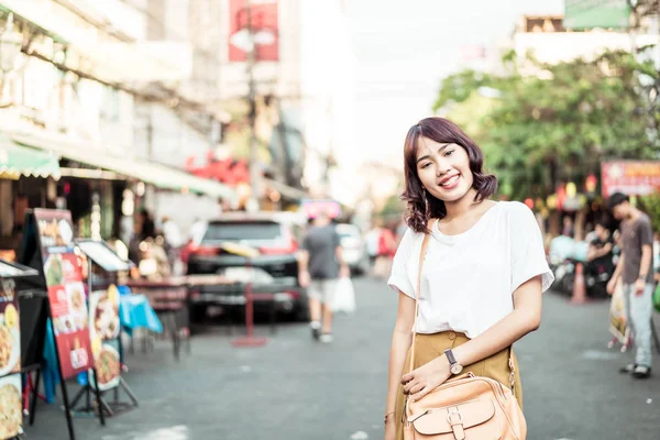 Happy en mooie Aziatische vrouw reizen op Khao Sarn Road, Tha — Stockfoto