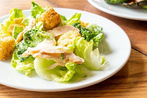 Salada Caesar com frango — Fotografia de Stock