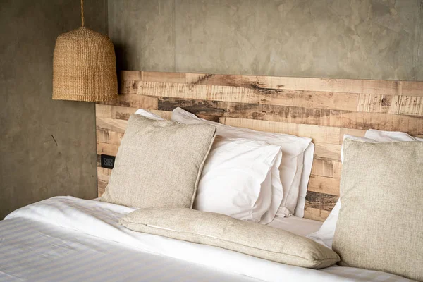 yatakta güzel rahat yastıklar