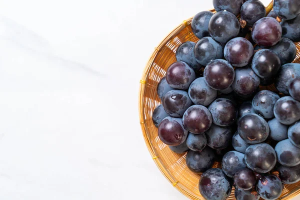 beyaz arka planda taze siyah üzüm