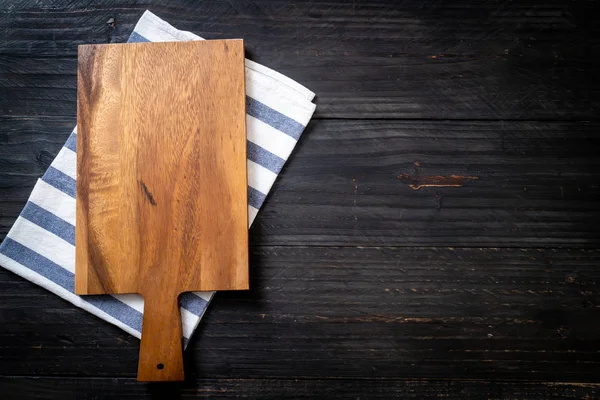 Пустая резка деревянной доски с кухонной тканью — стоковое фото
