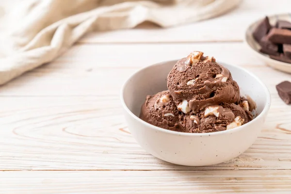 Çikolatalı dondurma marshmallow ile