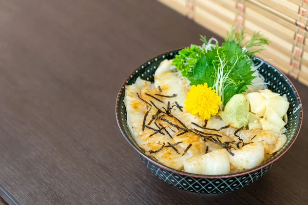 engawa pirinç kase (donburi tepesinde)