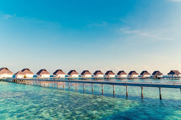 아름다운 열대 몰디브 리조트 호텔 과 섬 와 해변 a — 스톡 사진