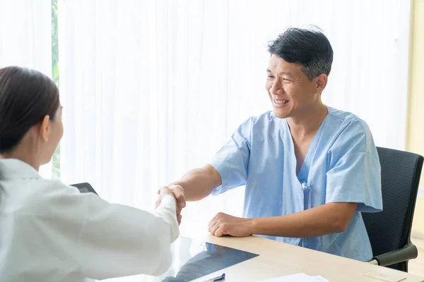 Ázsiai idősebb beteg miután konzultáns Doctor in Office — Stock Fotó