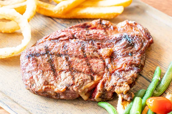 Steak de bœuf moyen et rare aux légumes et frites — Photo