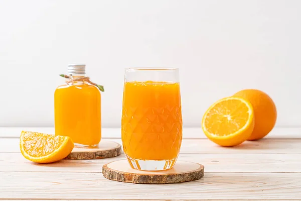 Свіжий апельсиновий сік склянки — стокове фото