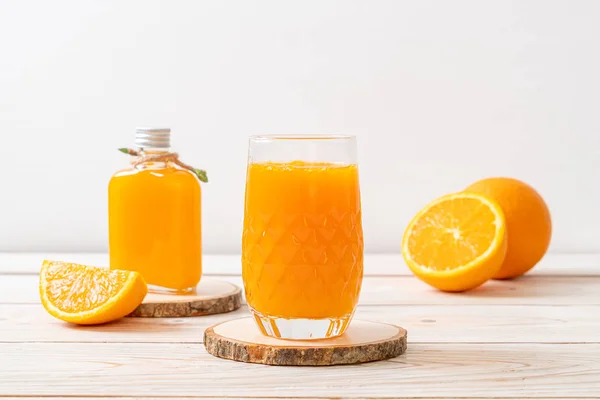 Vidro de suco de laranja fresco — Fotografia de Stock