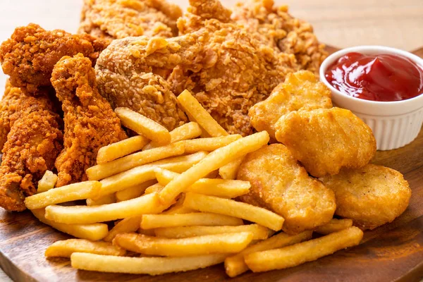 Smażony kurczak z frytkami i nuggets posiłek — Zdjęcie stockowe