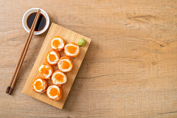 mayonez ve karides yumurta ile taze somon suşi rulo