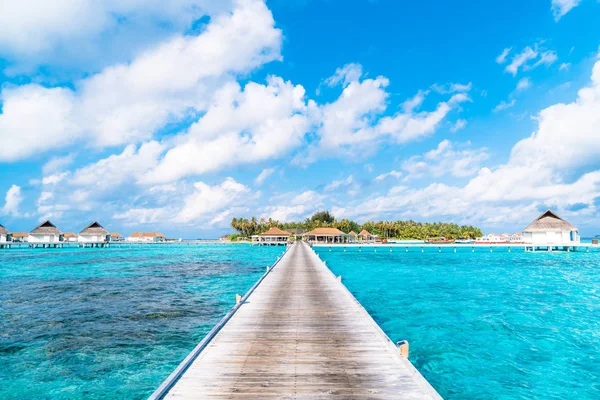 plaj ve deniz ile tropikal Maldivler tatil otel ve ada